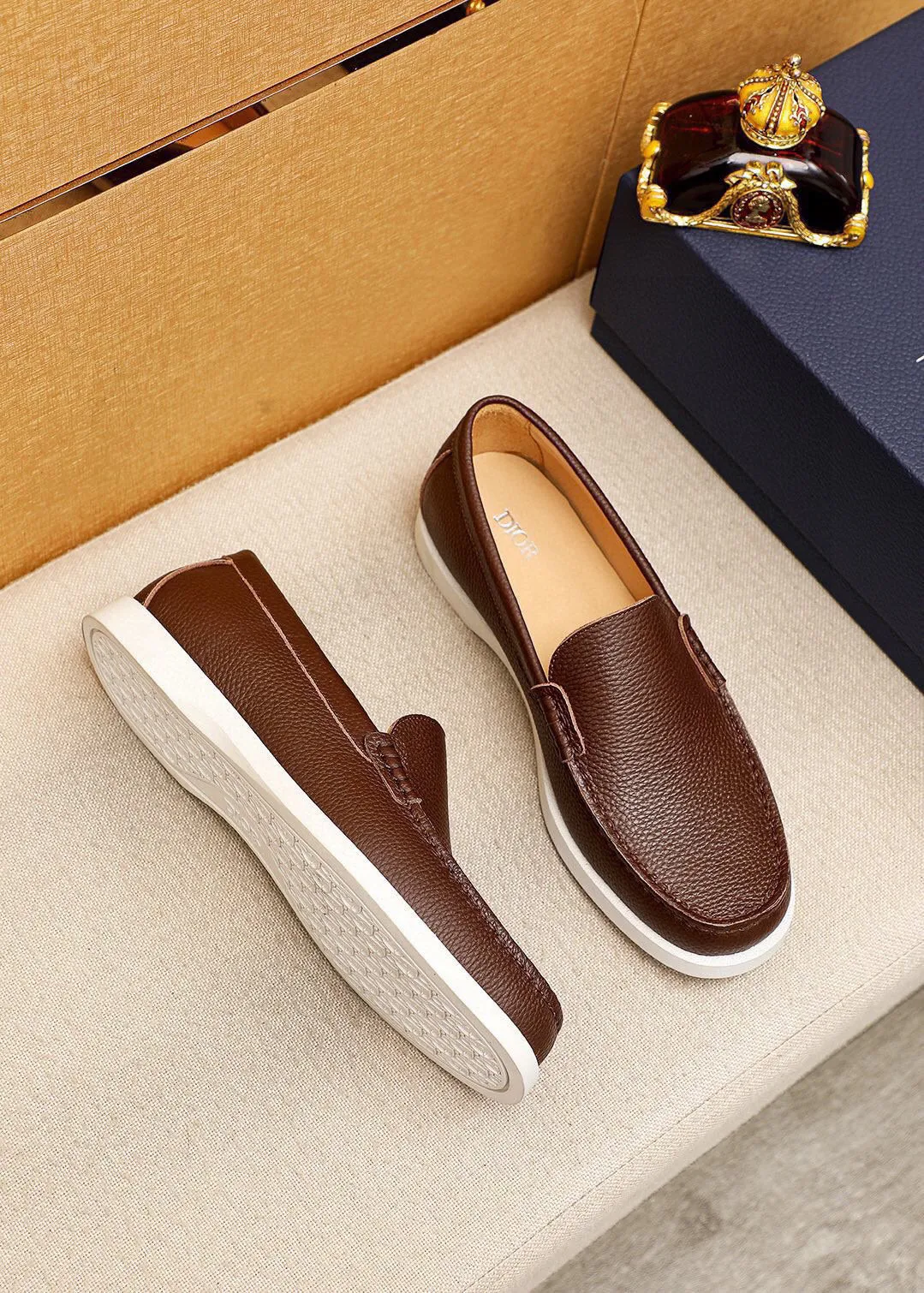 Men's shoes 💰460 💐 Product trademark: Dior "Dior" casual leather shoes Regular size: 38-44 (45.46.47🉑️customized) Product materials: Selected first-layer lychee calfskin upper imported from Italy, imported water-dyed 🐂 cowhide lining. Strong three-dimensional visual effect, rubber outsole Color: 3⃣️colors available